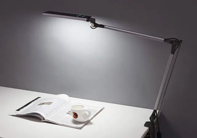 The Phive Architect Lamp is a swing arm lamp with memory function. This modern functional and adjustable clamp lamp illuminates your work surface or reading corner with super bright LED light.