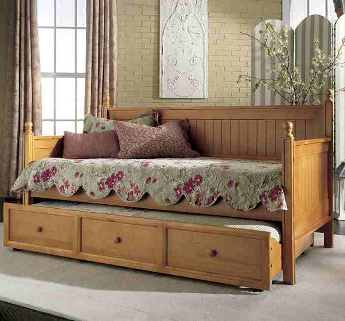 woode daybed with trundle