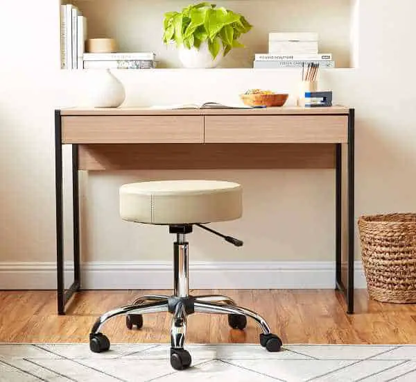 Its swivelling seat allows for 360º turns and a wider range of motion. That's why the Be Well Medical Spa Stool by Boss Office Products is a favorite among medical doctors and students alike.